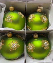 Load image into Gallery viewer, 80mm green white daisies Santas little painters
