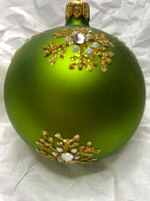 Load image into Gallery viewer, 80mm green white daisies Santas little painters
