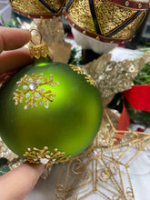 Load image into Gallery viewer, 80mm green white daisies Santas little painters
