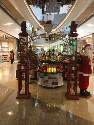 Stunning Santas little painters